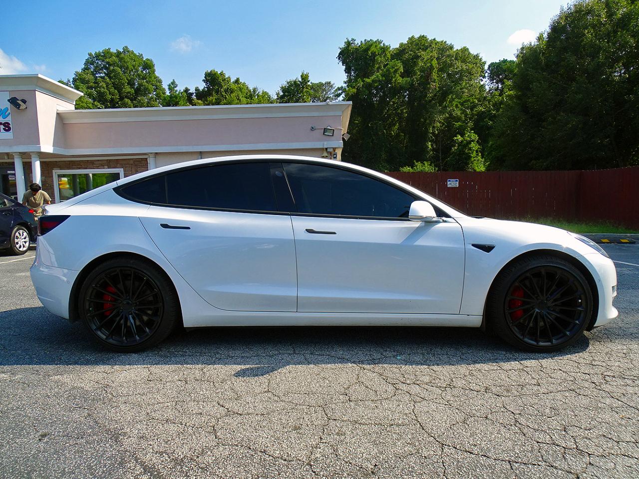 Tesla Model 3 photo 8