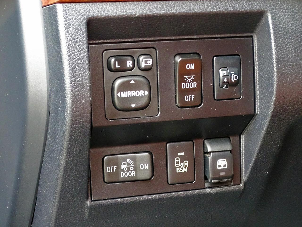 Toyota Tundra 4WD Truck CrewMax 5.7L FFV V8 6-Spd AT Platinum (Natl) 2016