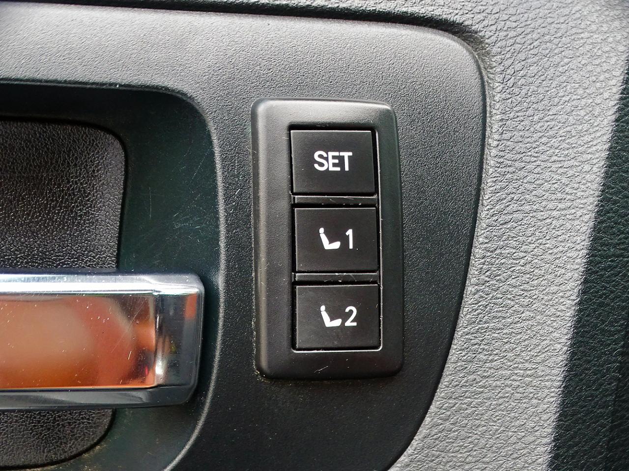 Toyota Tundra 4WD Truck CrewMax 5.7L FFV V8 6-Spd AT Platinum (Natl) 2016