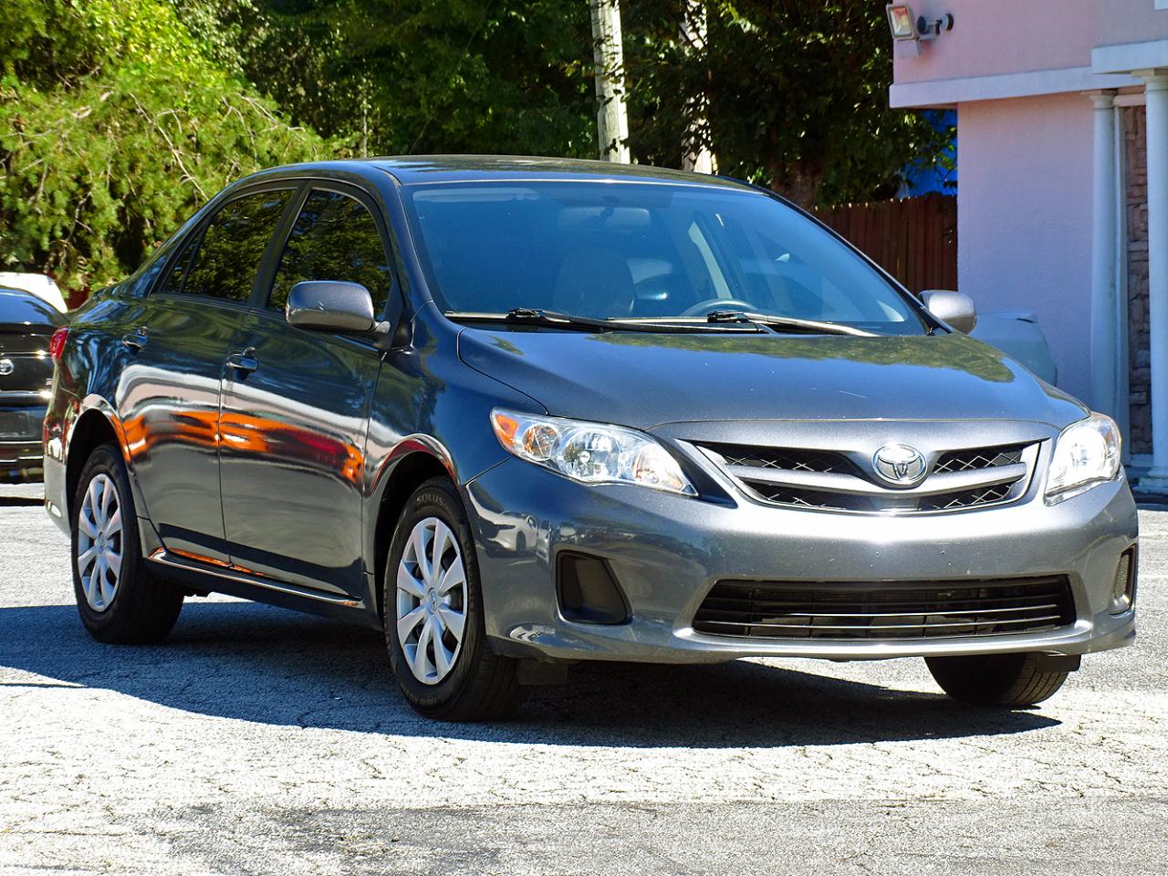 Toyota Corolla 4dr Sdn Auto LE (Natl) 2011