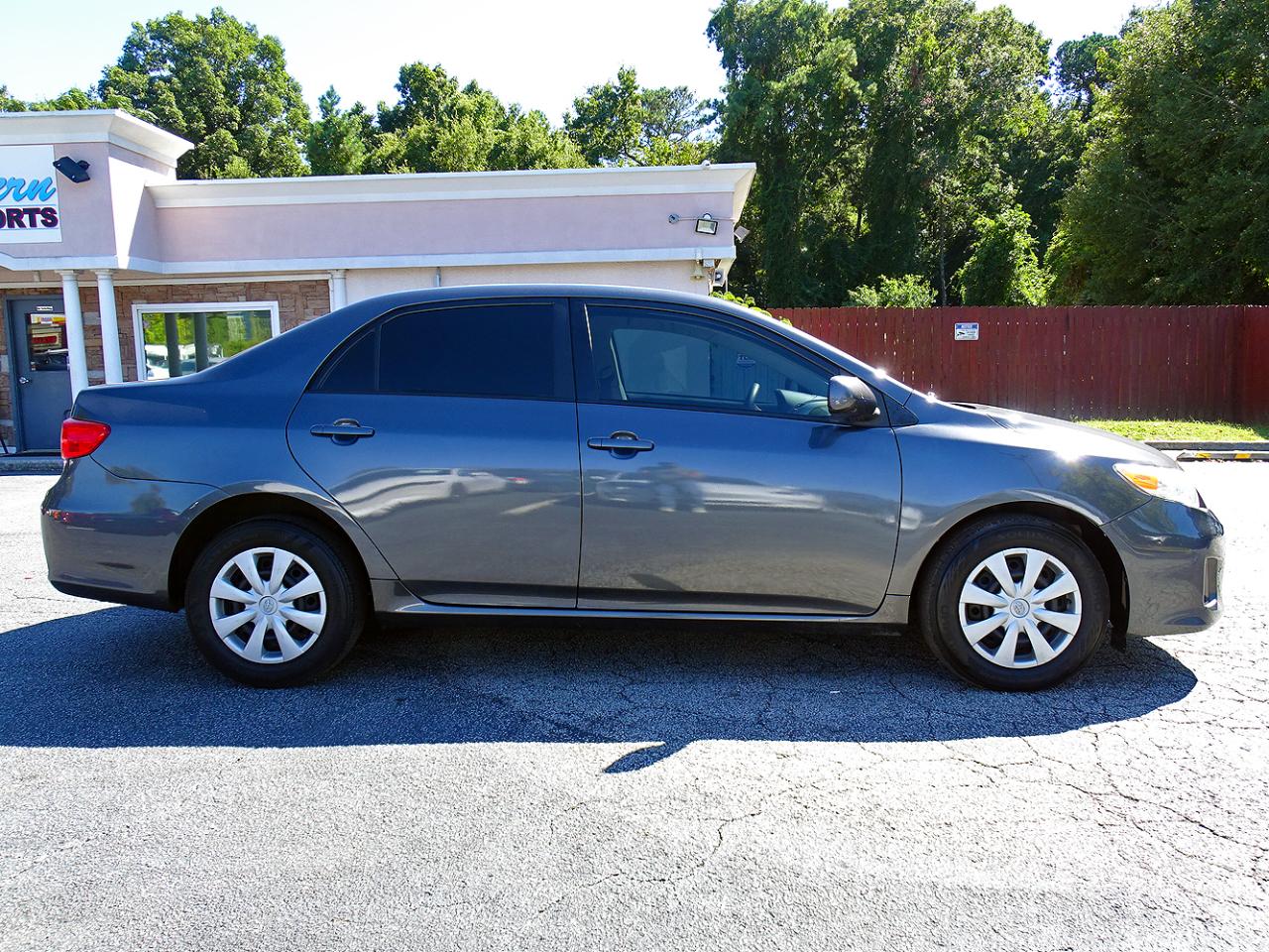 Toyota Corolla 4dr Sdn Auto LE (Natl) 2011