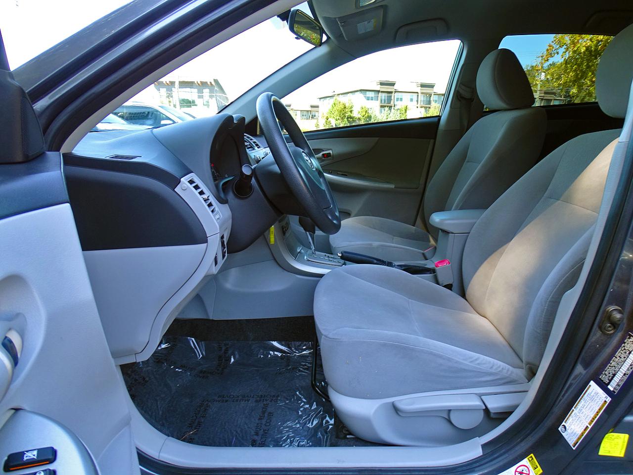 Toyota Corolla 4dr Sdn Auto LE (Natl) 2011