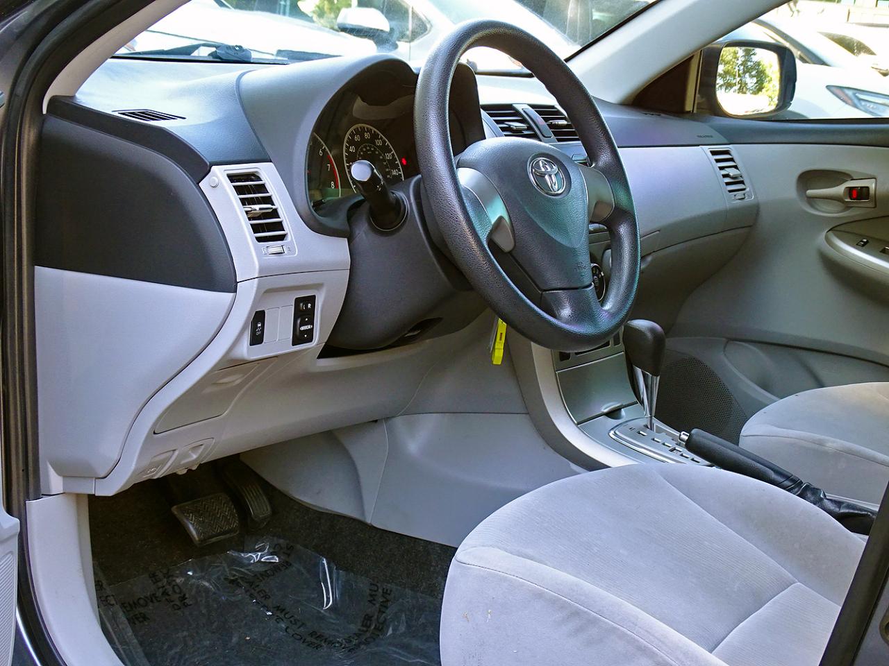 Toyota Corolla 4dr Sdn Auto LE (Natl) 2011