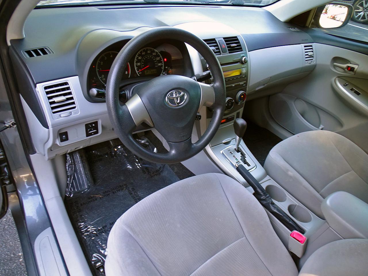 Toyota Corolla 4dr Sdn Auto LE (Natl) 2011
