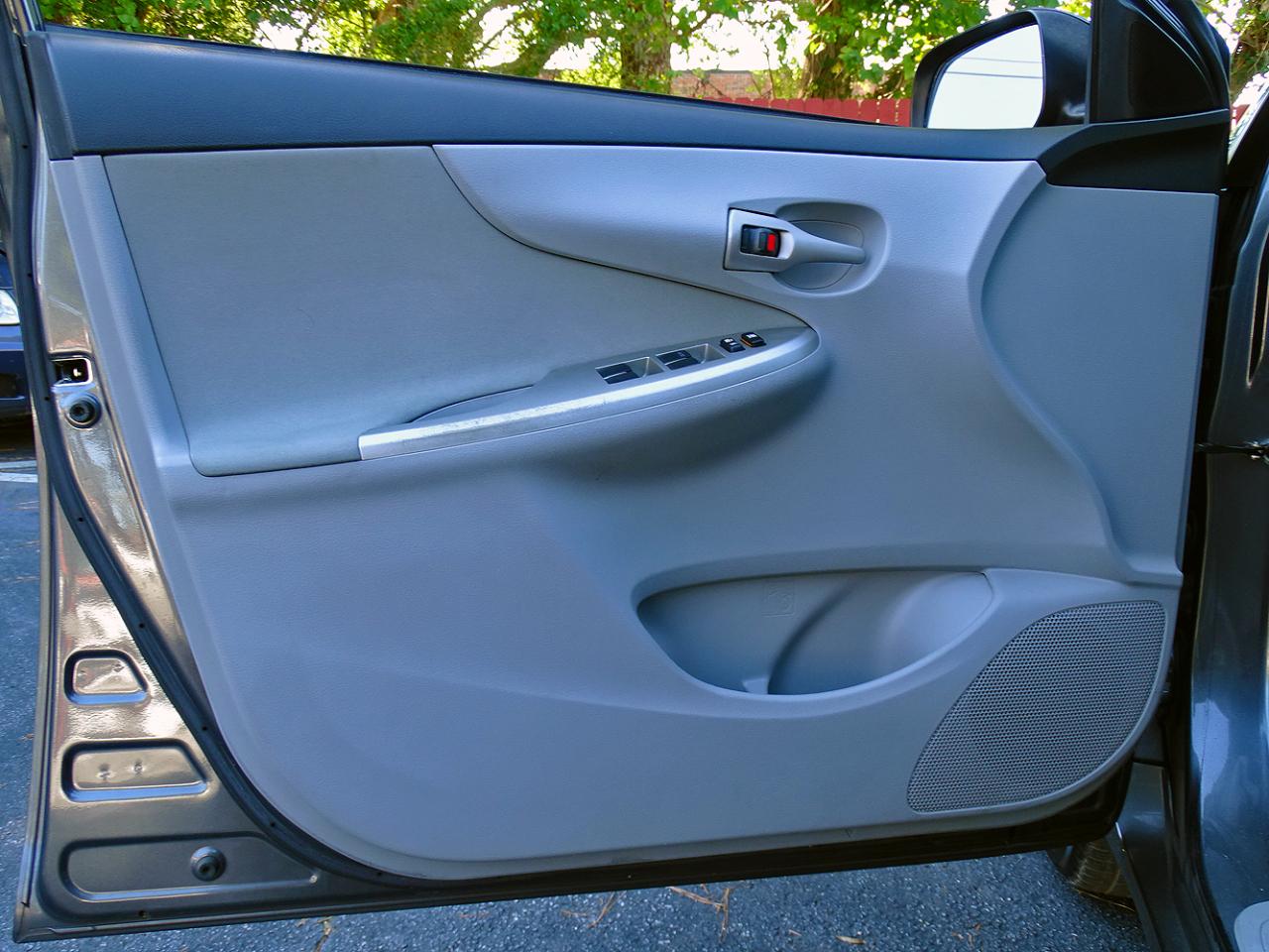 Toyota Corolla 4dr Sdn Auto LE (Natl) 2011