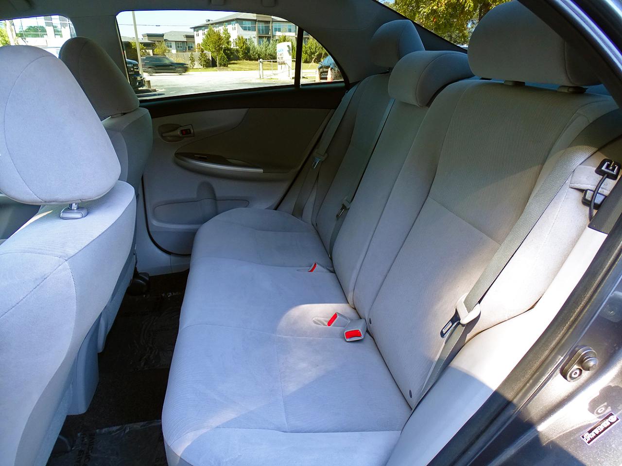 Toyota Corolla 4dr Sdn Auto LE (Natl) 2011