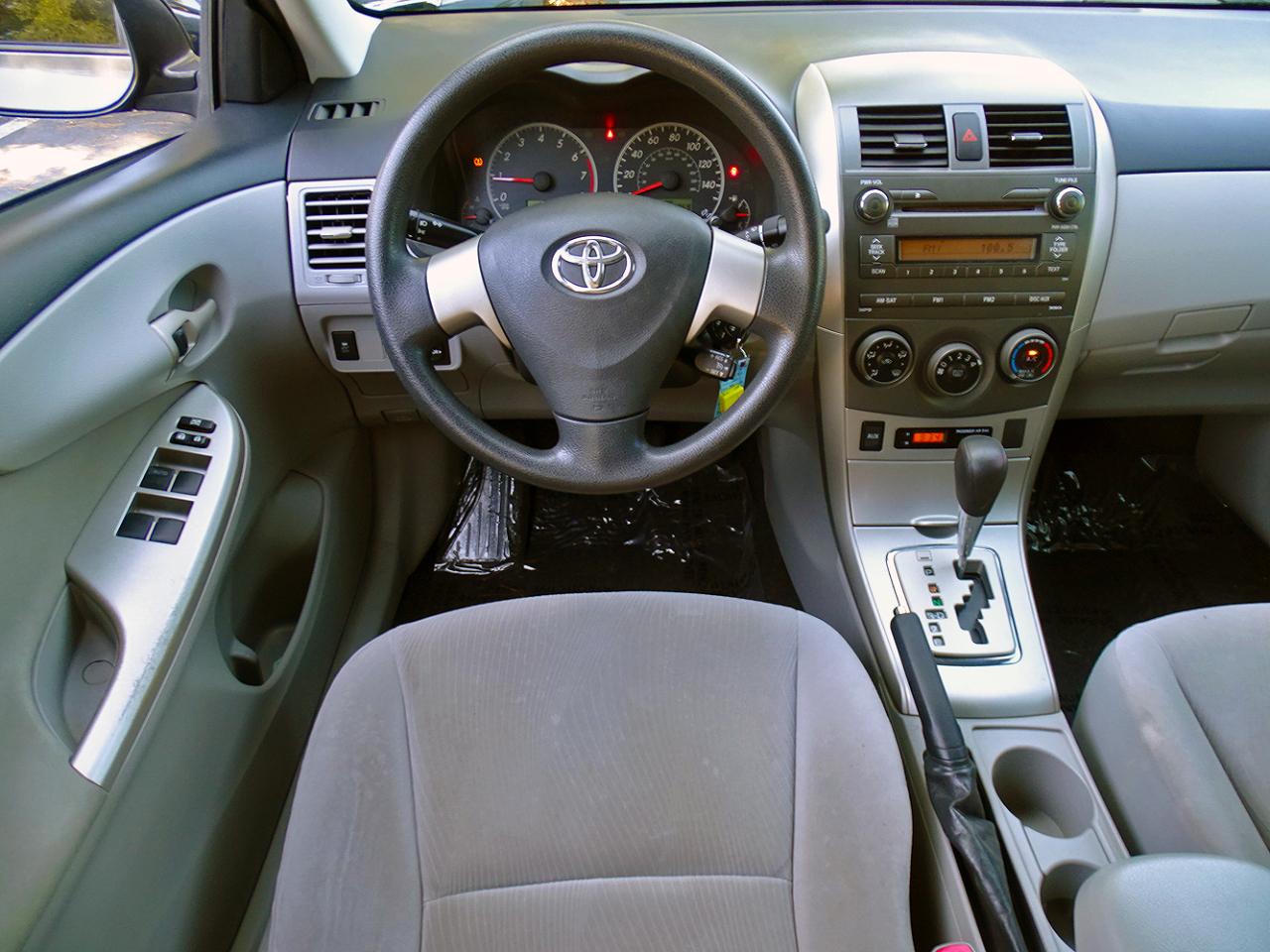Toyota Corolla 4dr Sdn Auto LE (Natl) 2011