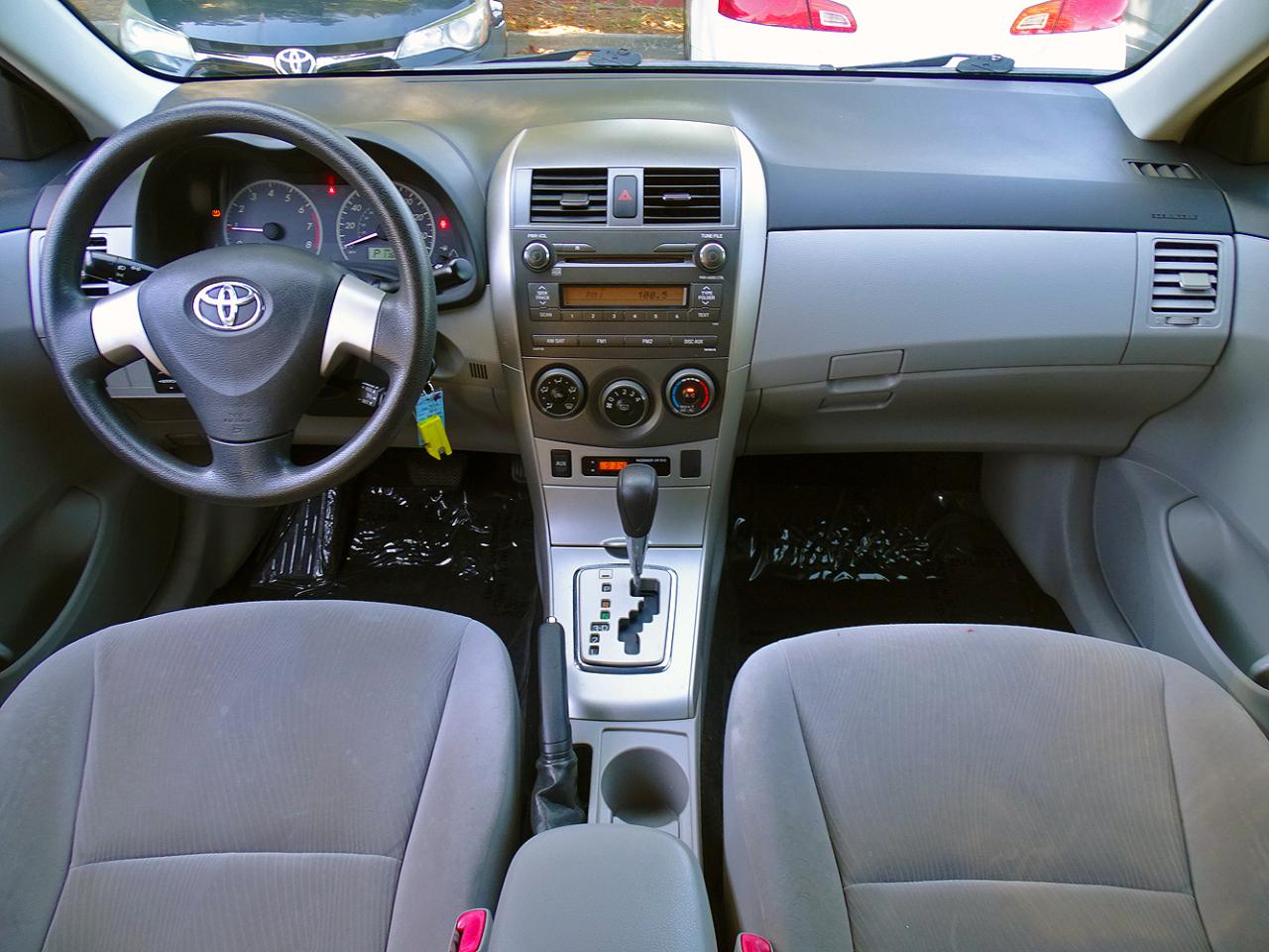 Toyota Corolla 4dr Sdn Auto LE (Natl) 2011