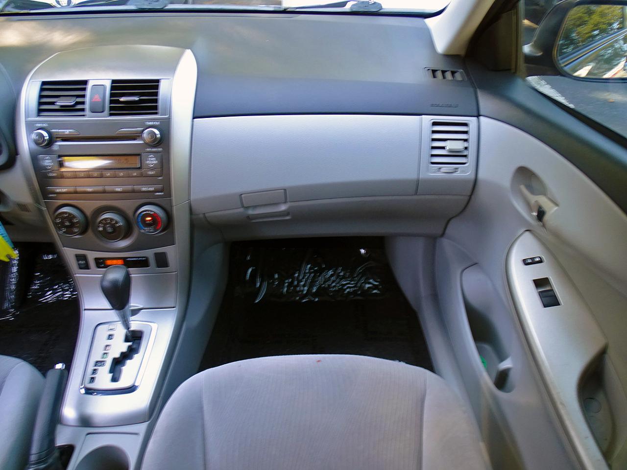 Toyota Corolla 4dr Sdn Auto LE (Natl) 2011