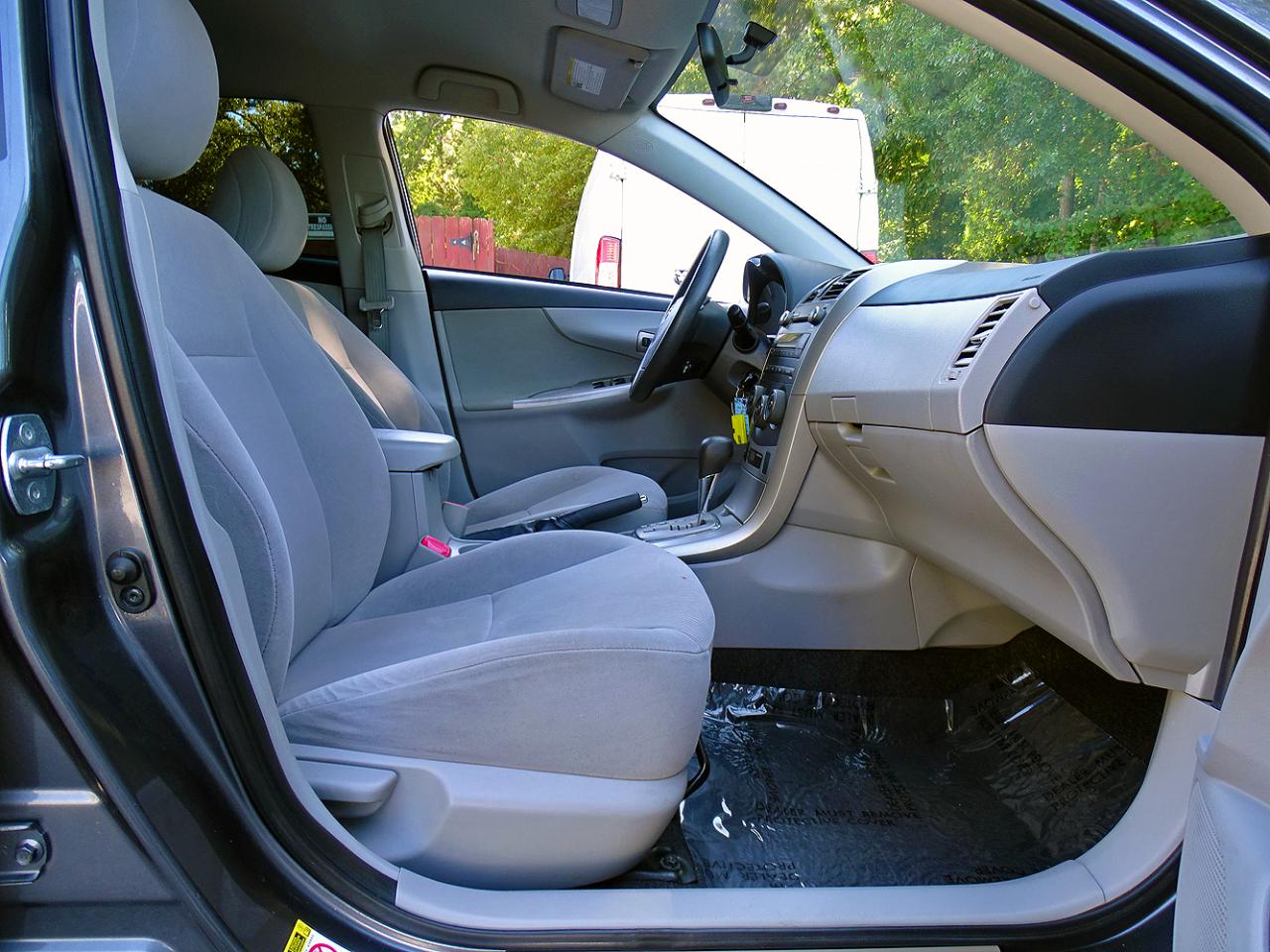 Toyota Corolla 4dr Sdn Auto LE (Natl) 2011