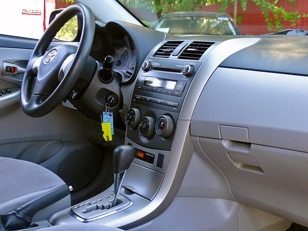 Toyota Corolla 4dr Sdn Auto LE (Natl) 2011