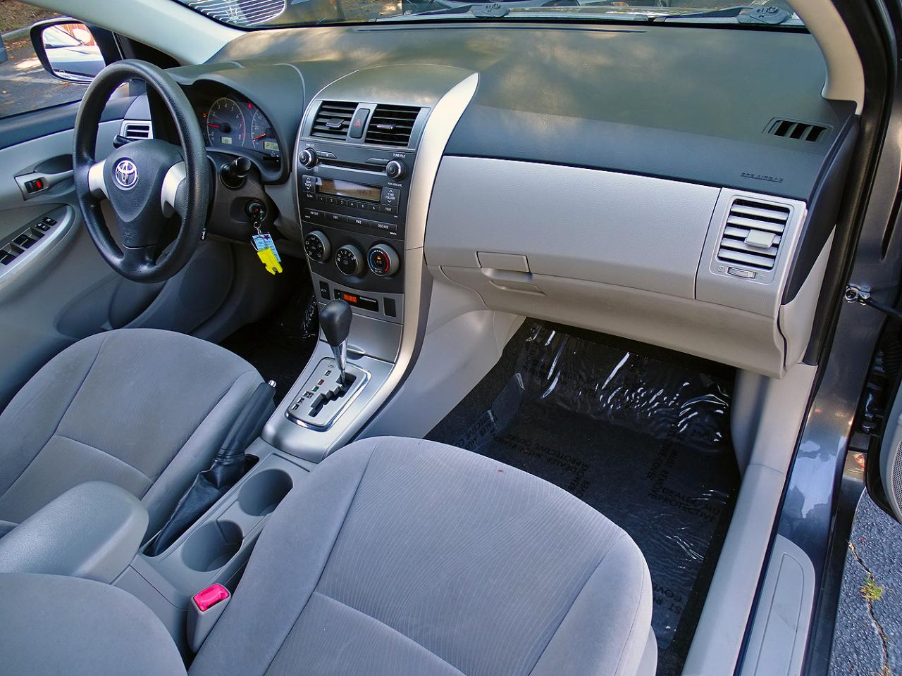 Toyota Corolla 4dr Sdn Auto LE (Natl) 2011