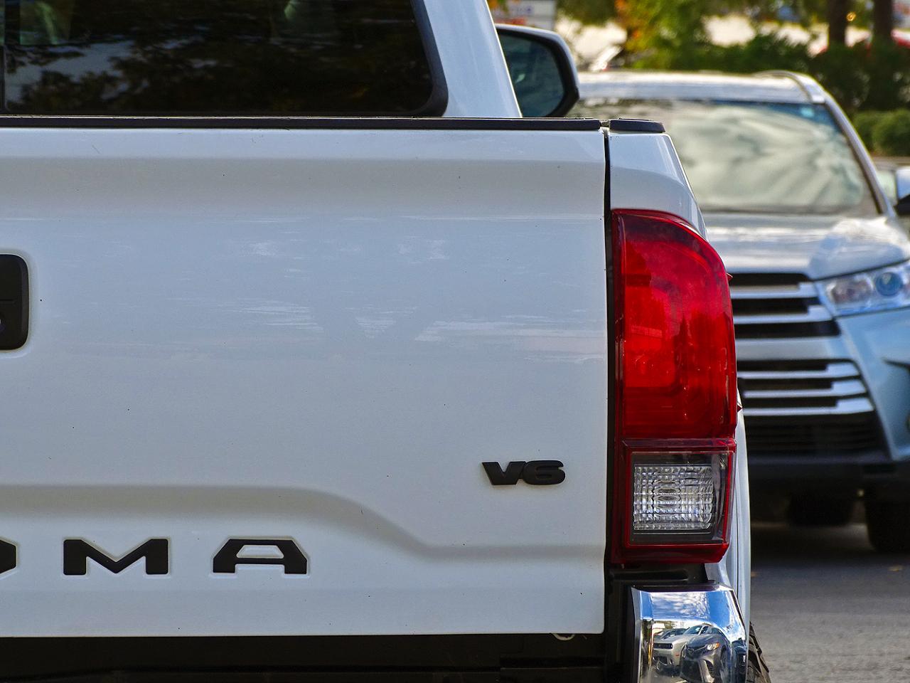 Toyota Tacoma photo 13