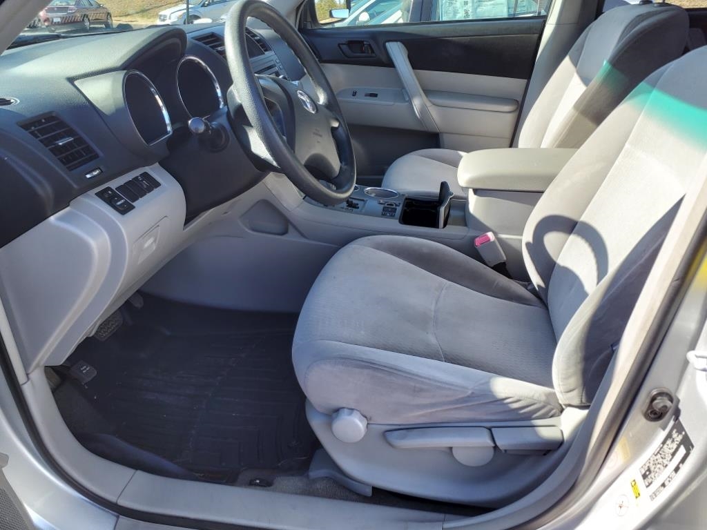 Toyota Highlander FWD 4dr L4 Base (Natl) 2010