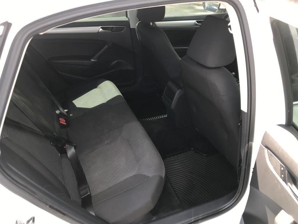 2016 Volkswagen Passat TDI S R-Line photo 10