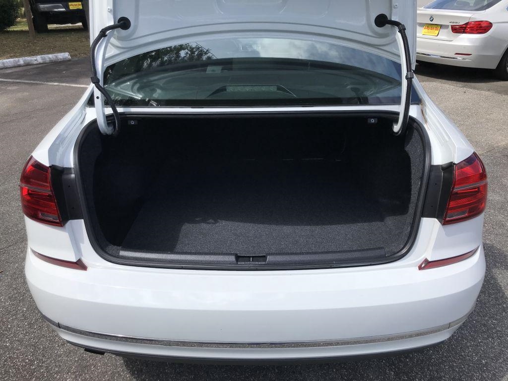 2016 Volkswagen Passat TDI S R-Line photo 14