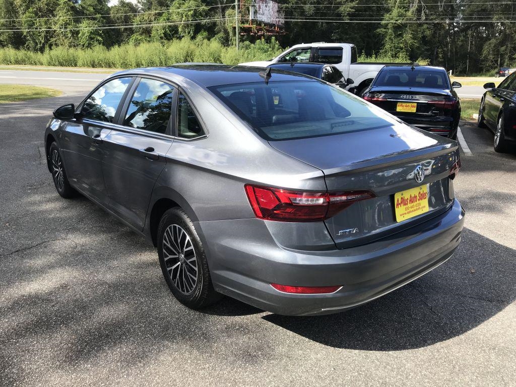 2021 Volkswagen Jetta SE R-Line photo 5