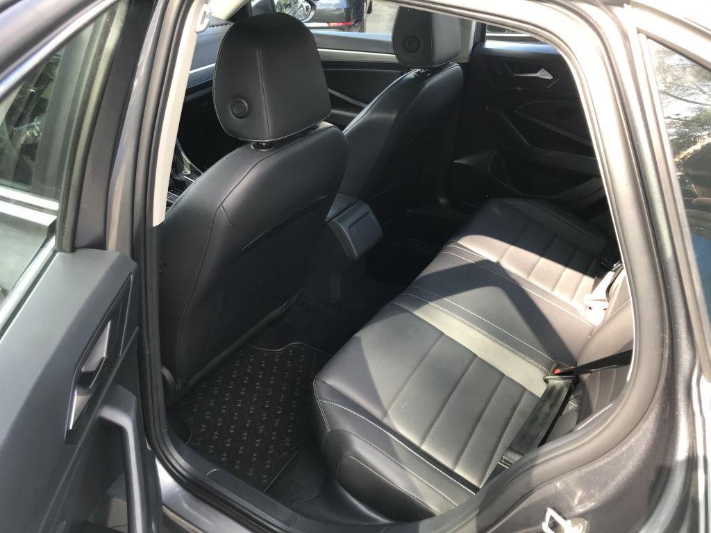 2021 Volkswagen Jetta SE R-Line photo 7