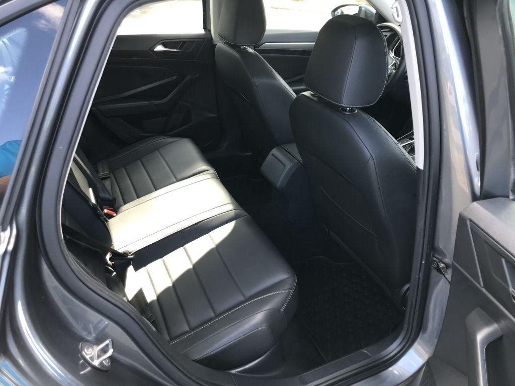 2021 Volkswagen Jetta SE R-Line photo 9