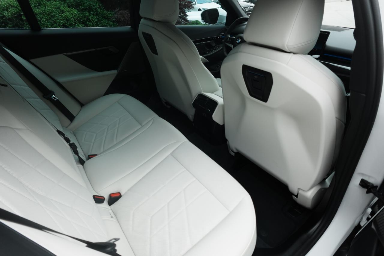 BMW 5-Series 530i xDrive 2025