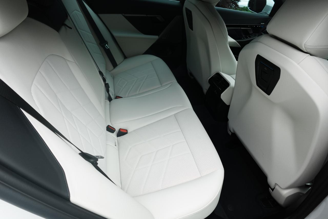 BMW 5-Series 530i xDrive 2025