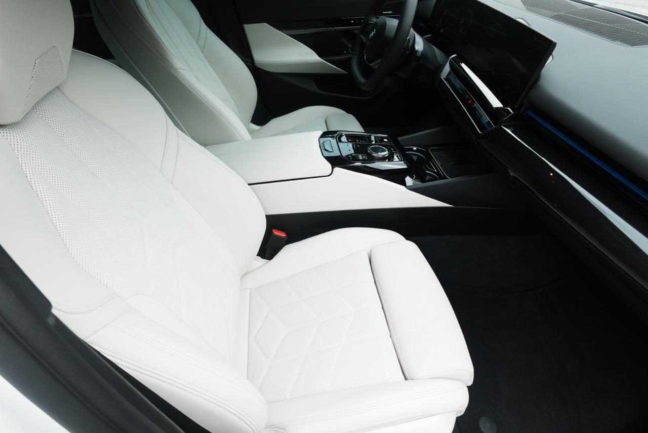 BMW 5-Series 530i xDrive 2025