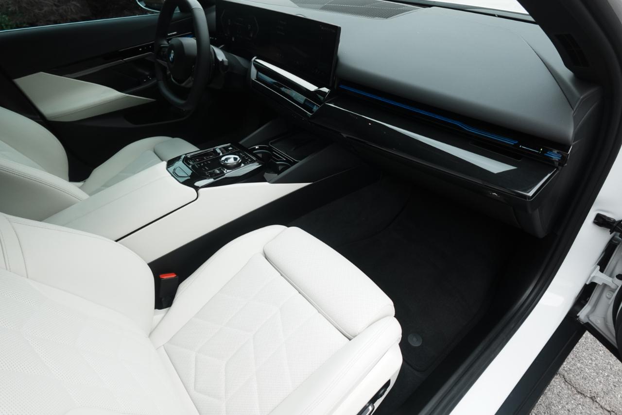 BMW 5-Series 530i xDrive 2025