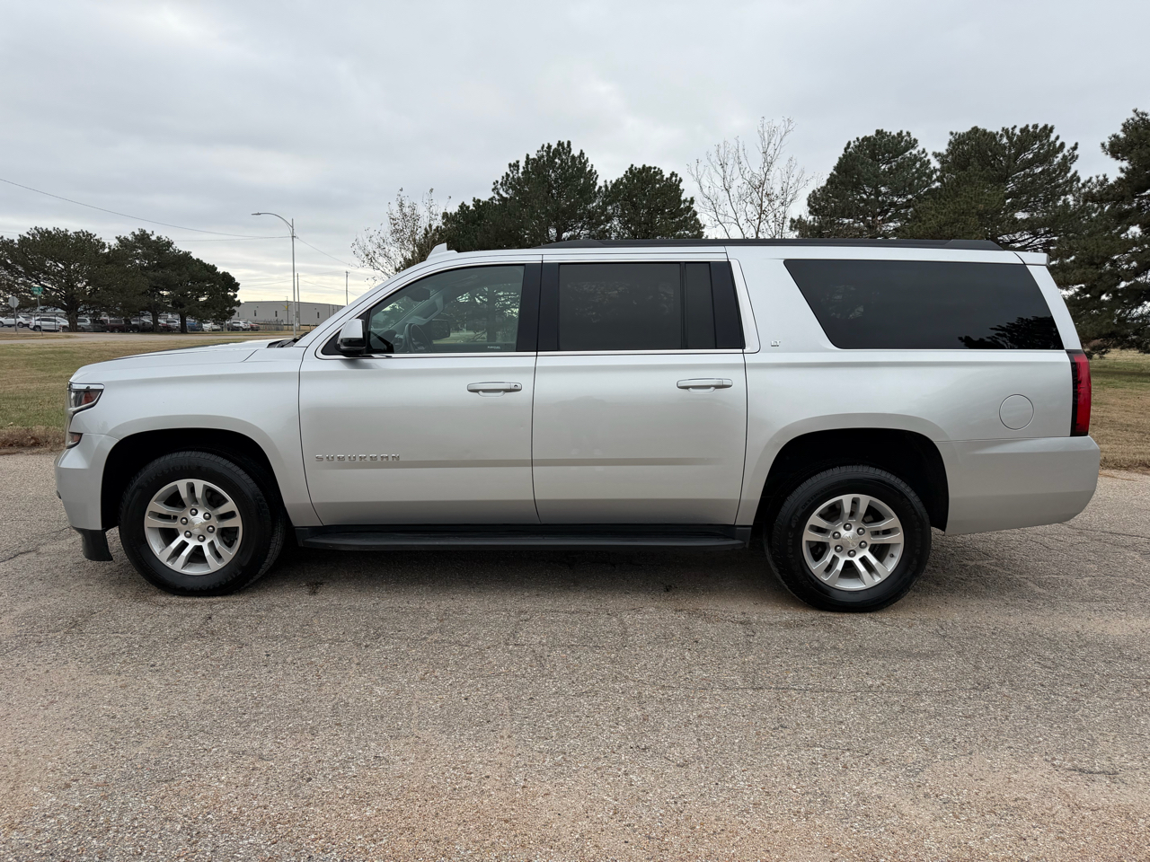 2019 Chevrolet Suburban 1500 LT photo 2