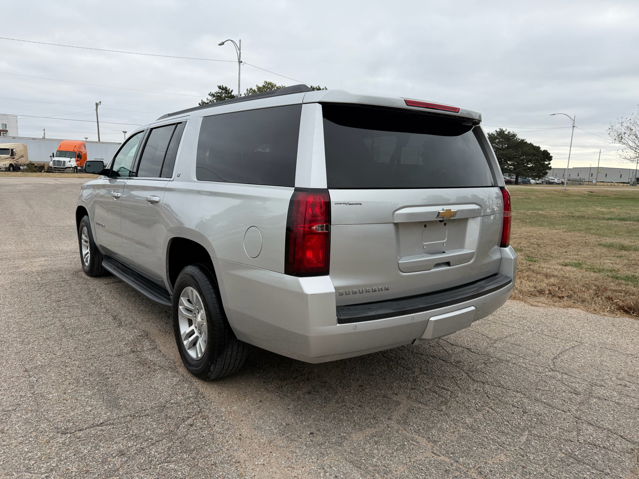 2019 Chevrolet Suburban 1500 LT photo 3