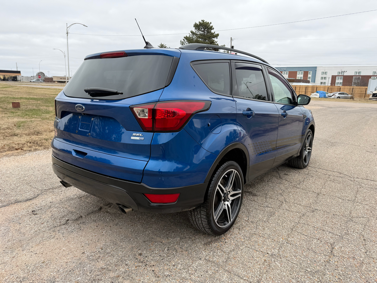 2019 Ford Escape SEL photo 4