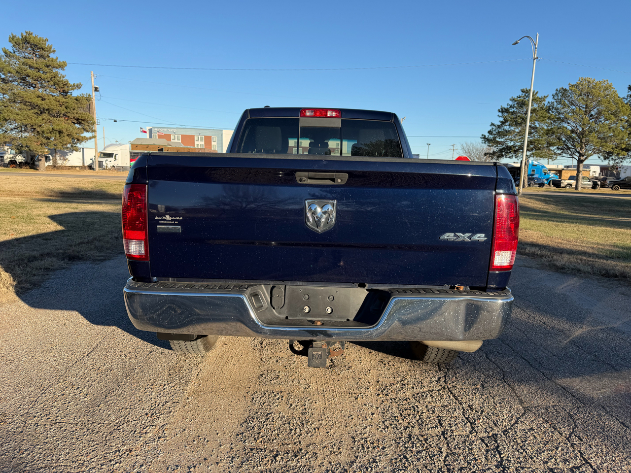 RAM 1500 4WD Quad Cab 140.5" SLT 2016