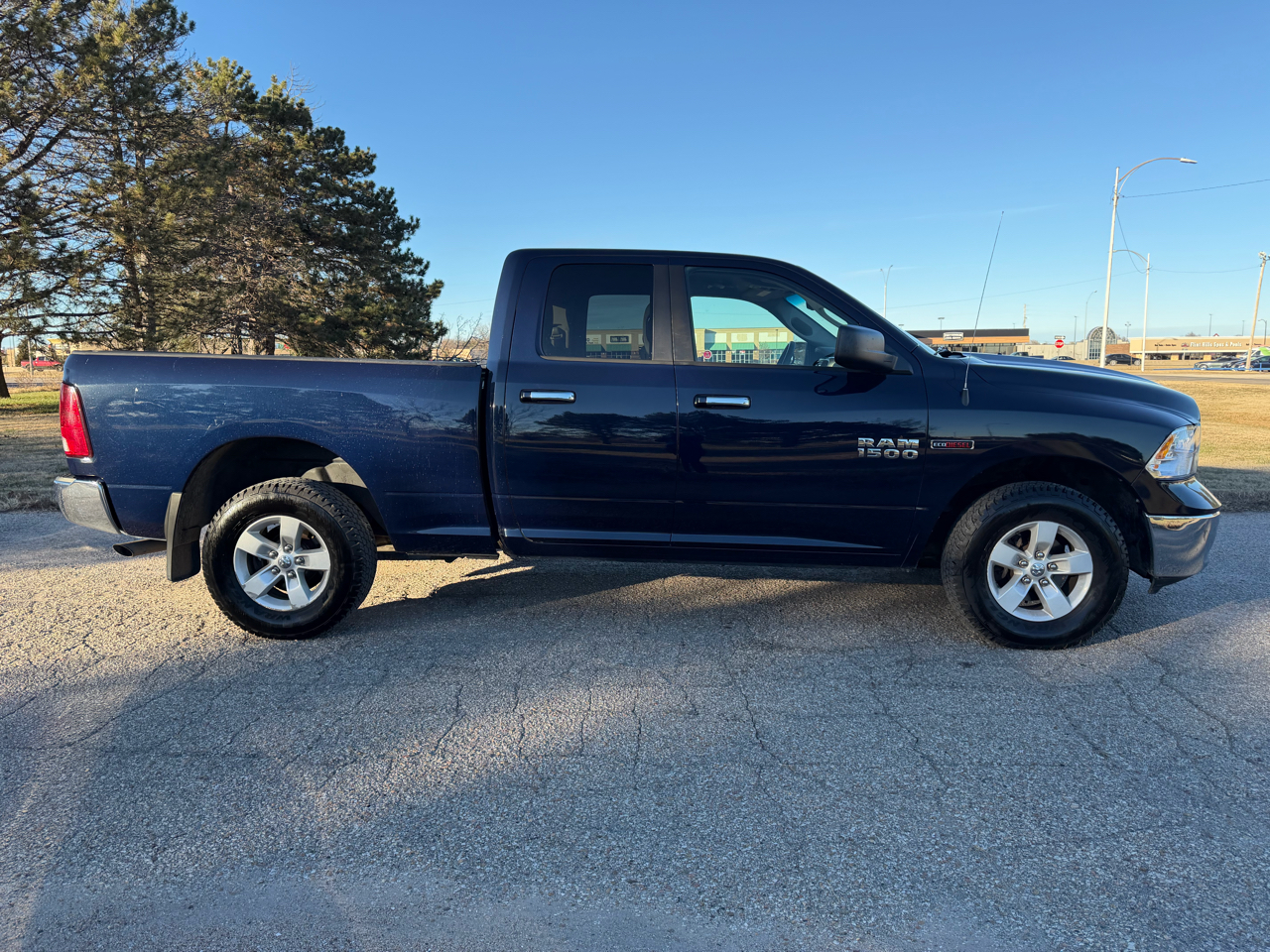 RAM 1500 4WD Quad Cab 140.5" SLT 2016