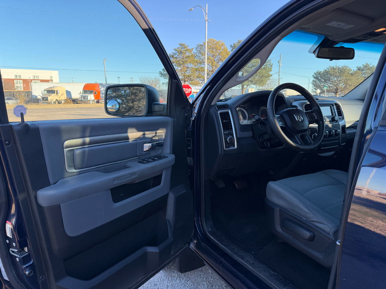 RAM 1500 4WD Quad Cab 140.5" SLT 2016