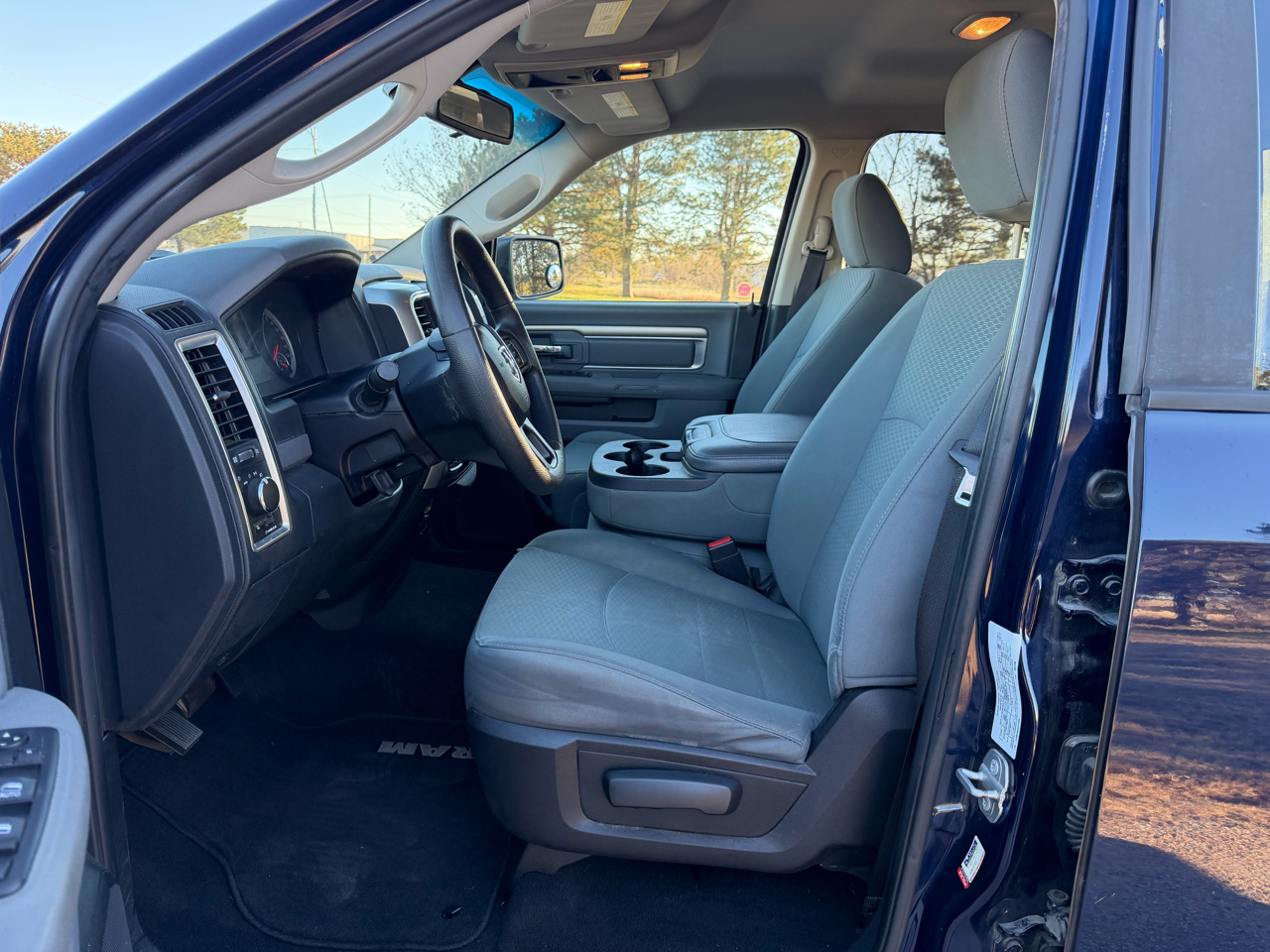 RAM 1500 4WD Quad Cab 140.5" SLT 2016