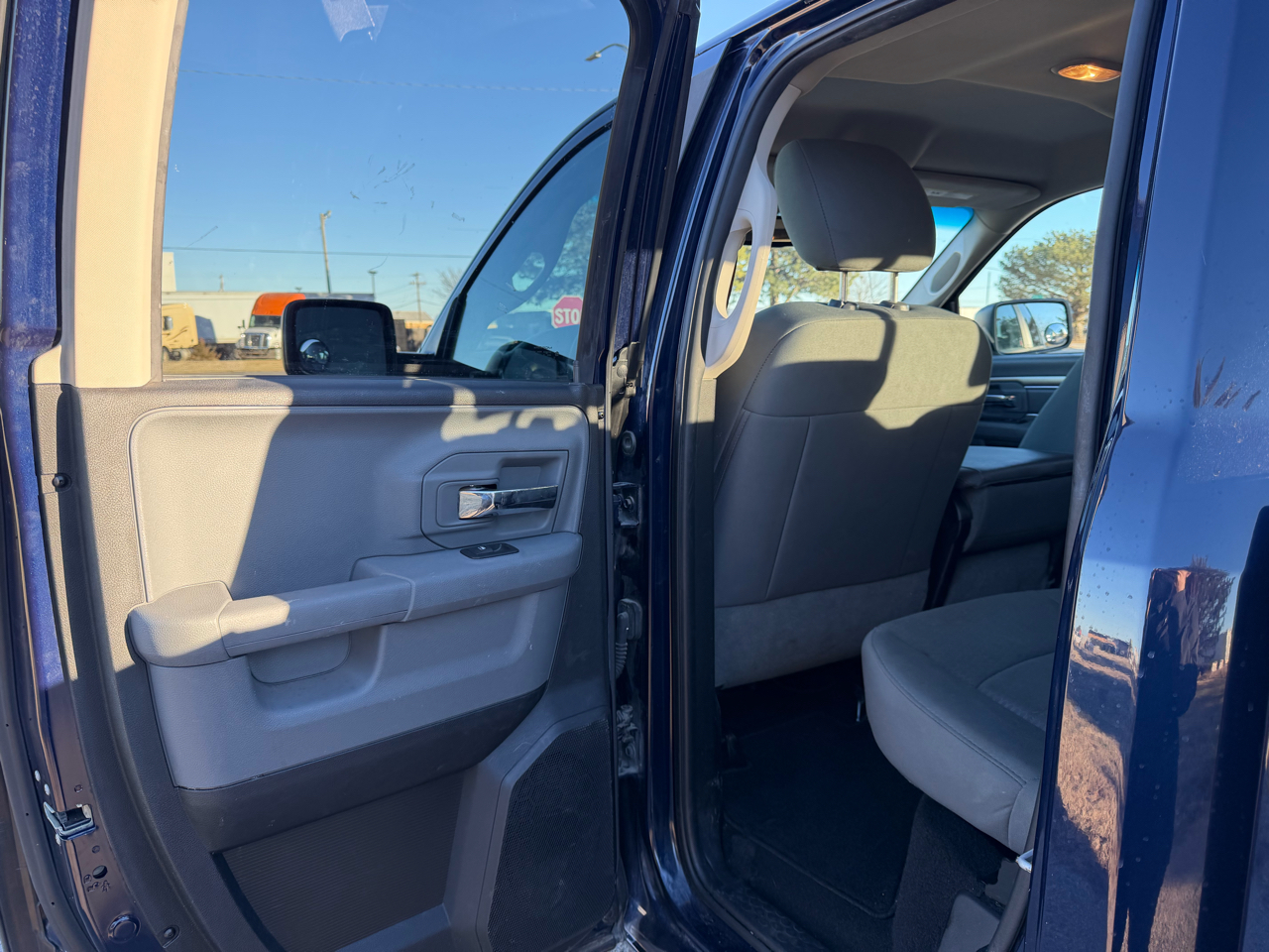 RAM 1500 4WD Quad Cab 140.5" SLT 2016