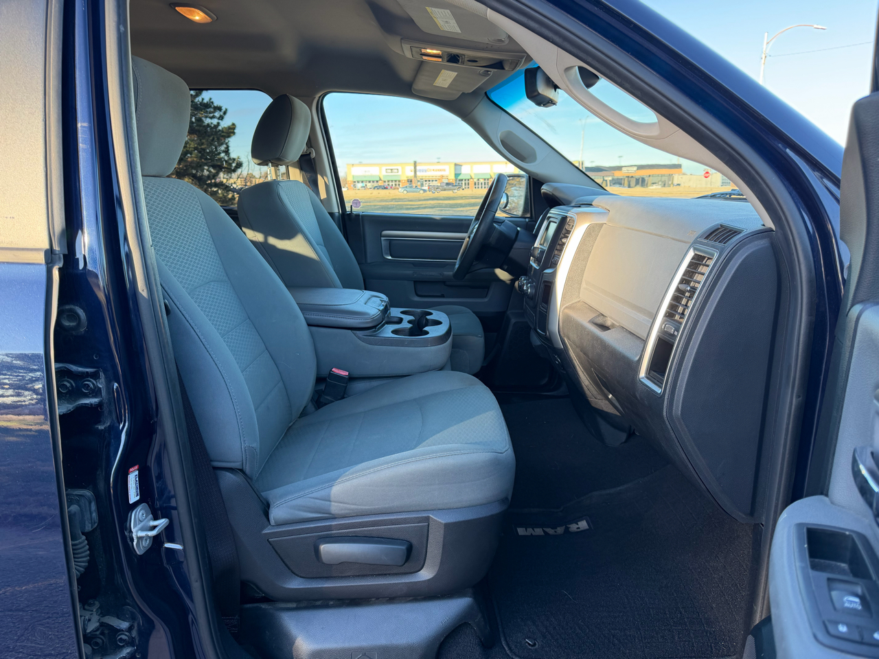 RAM 1500 4WD Quad Cab 140.5" SLT 2016