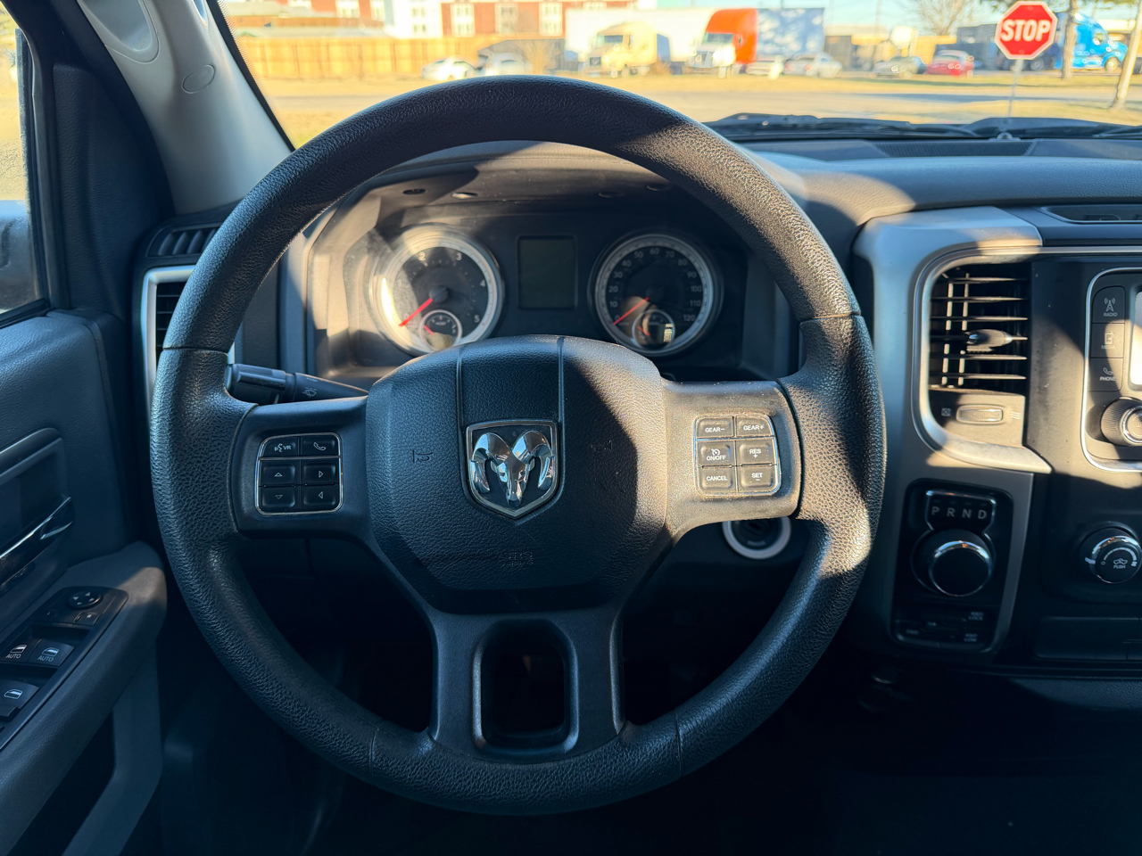 RAM 1500 4WD Quad Cab 140.5" SLT 2016