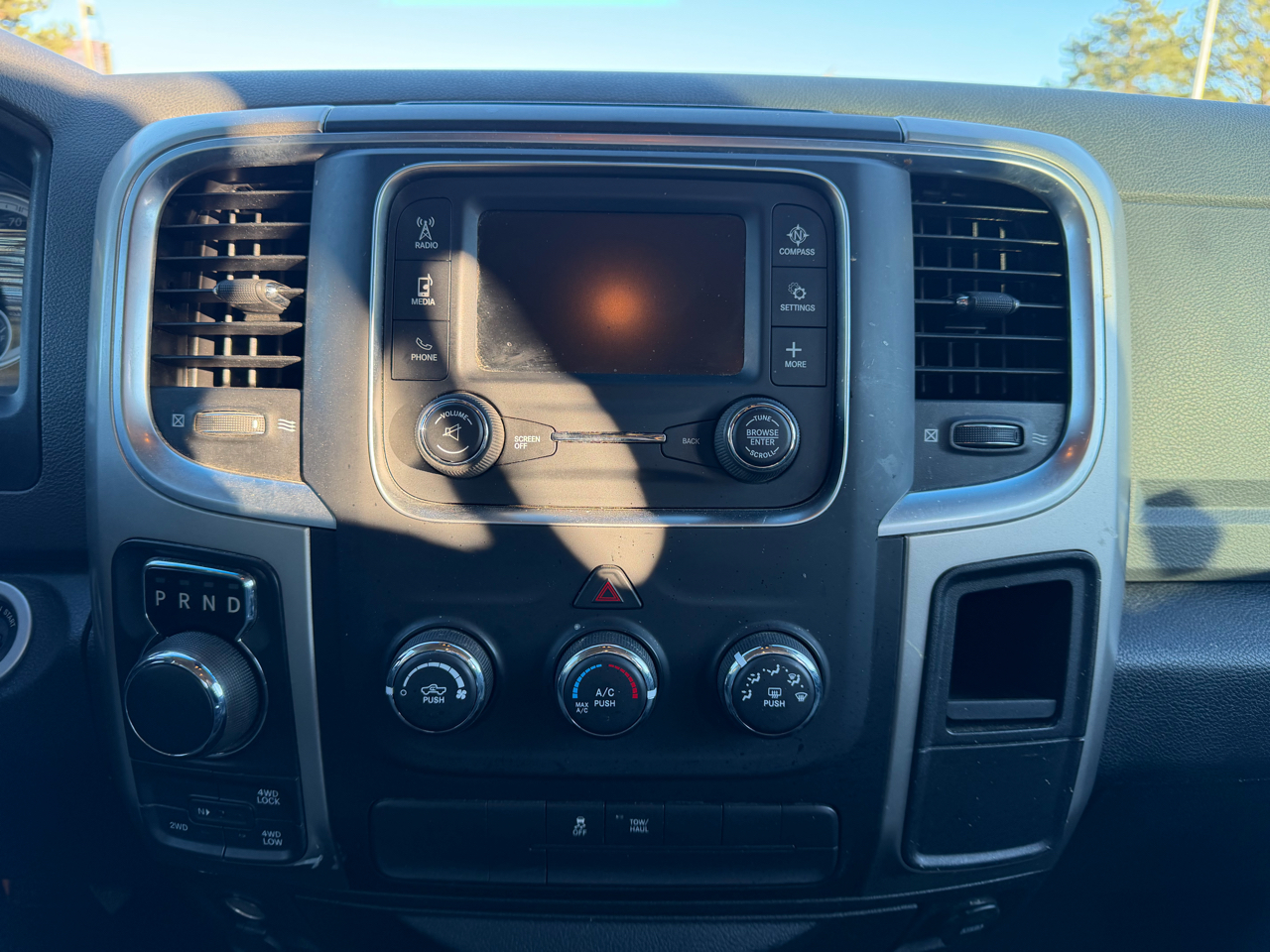 RAM 1500 4WD Quad Cab 140.5" SLT 2016