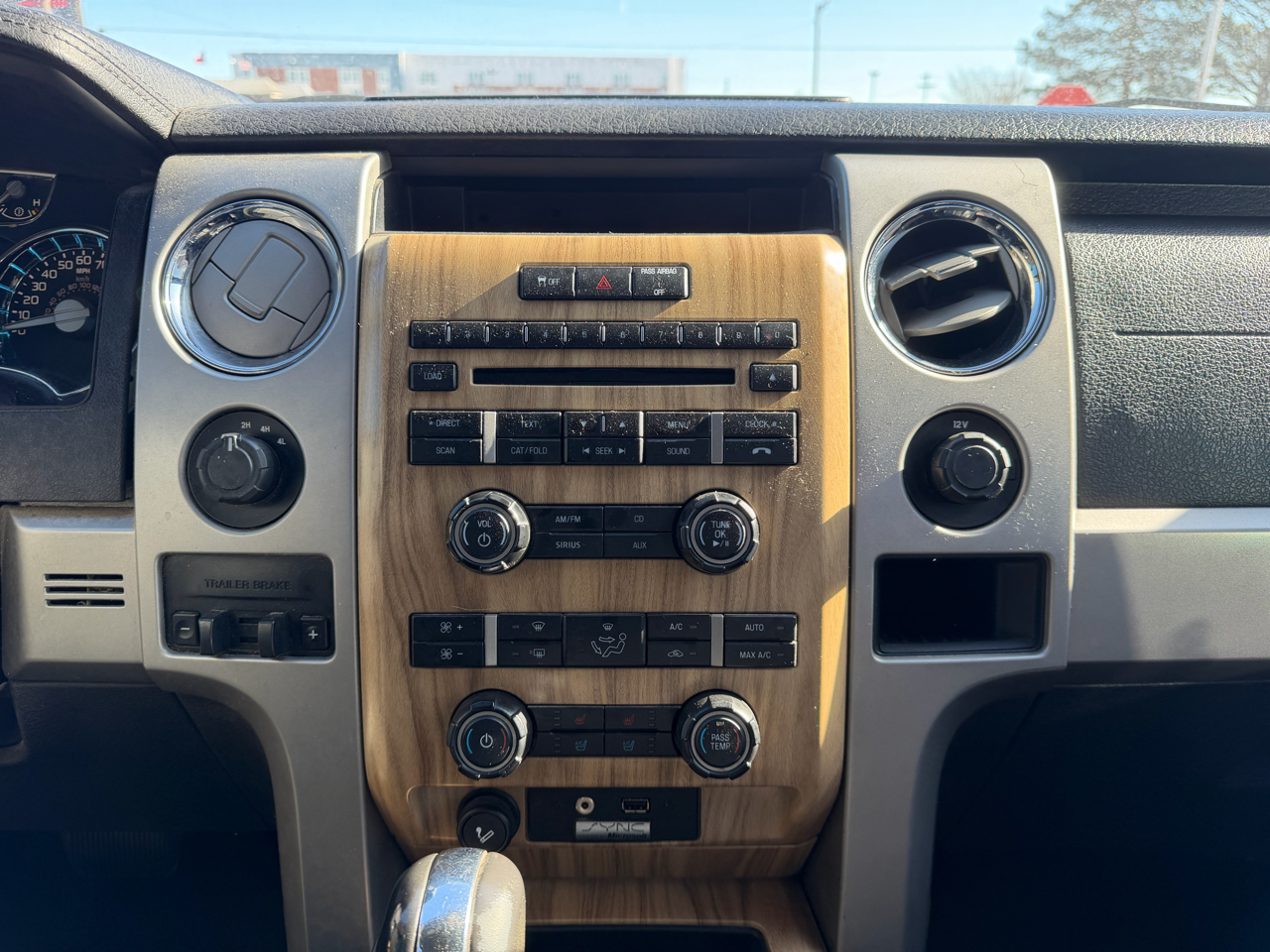 Ford F-150 4WD SuperCrew 145" Lariat 2011