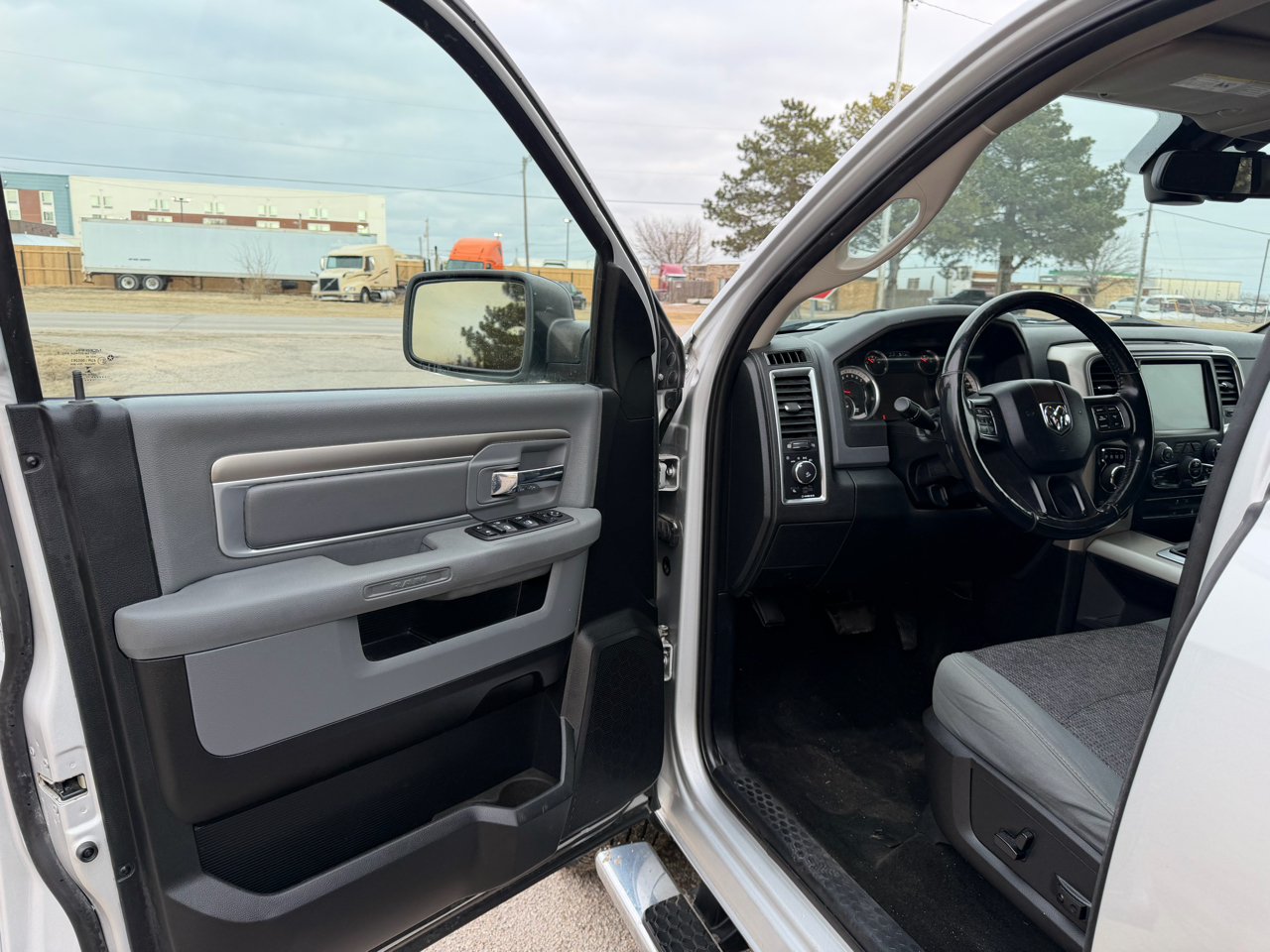 RAM 1500 4WD Crew Cab 140.5" Big Horn 2015