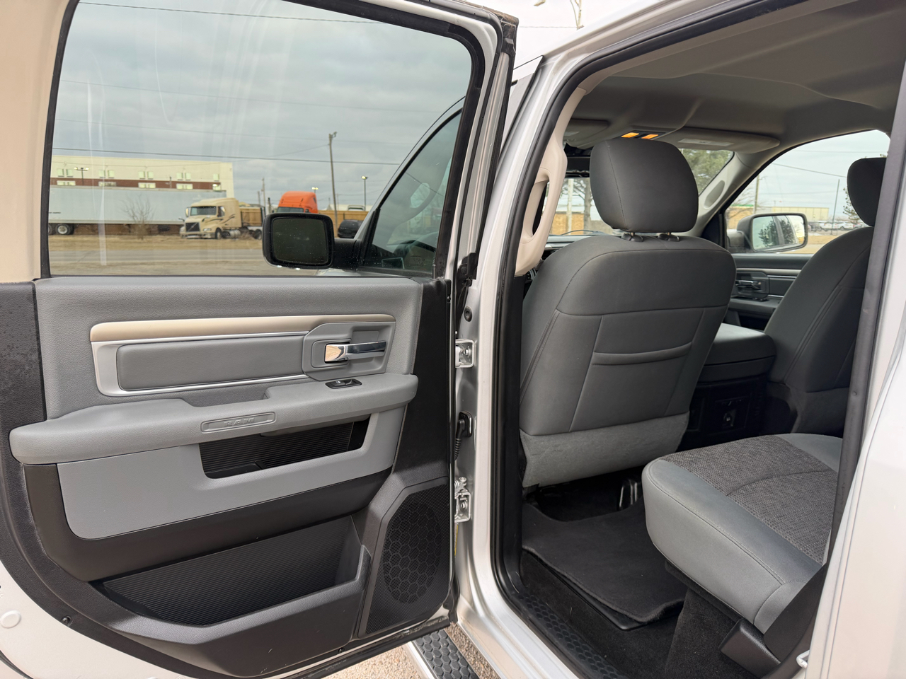 RAM 1500 4WD Crew Cab 140.5" Big Horn 2015