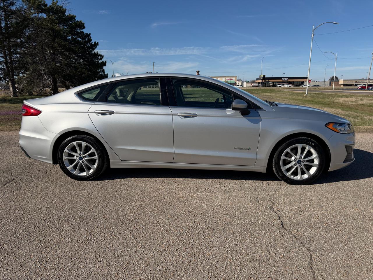 Ford Fusion Hybrid SE FWD 2019