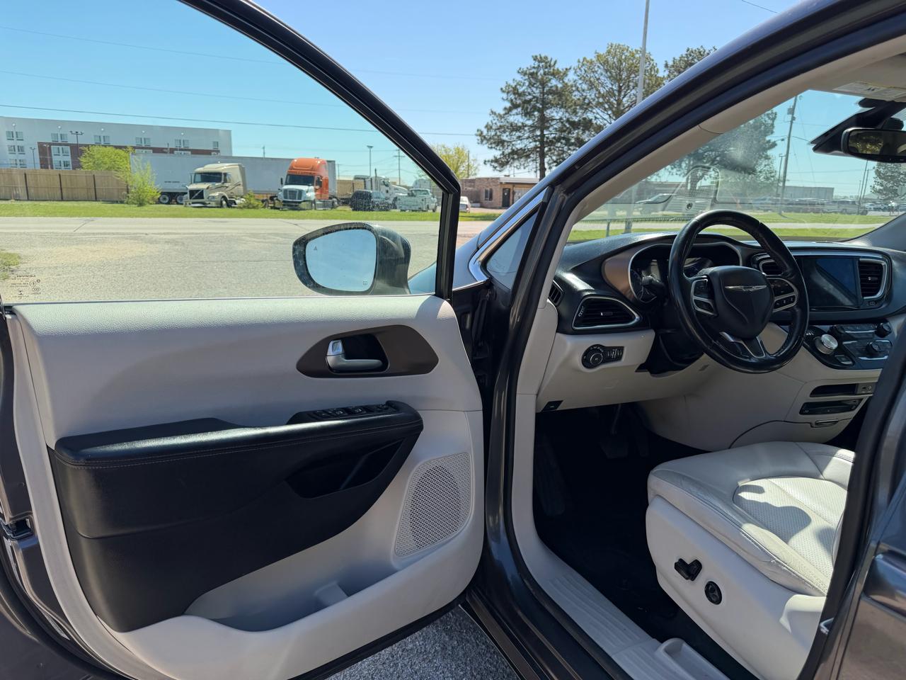 Chrysler Pacifica Touring L Plus FWD 2019