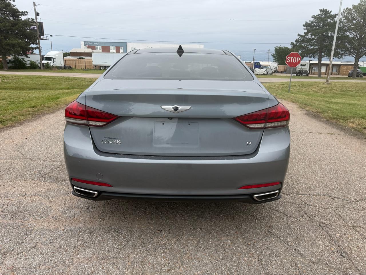 Hyundai Genesis 4dr Sdn V6 3.8L RWD 2015