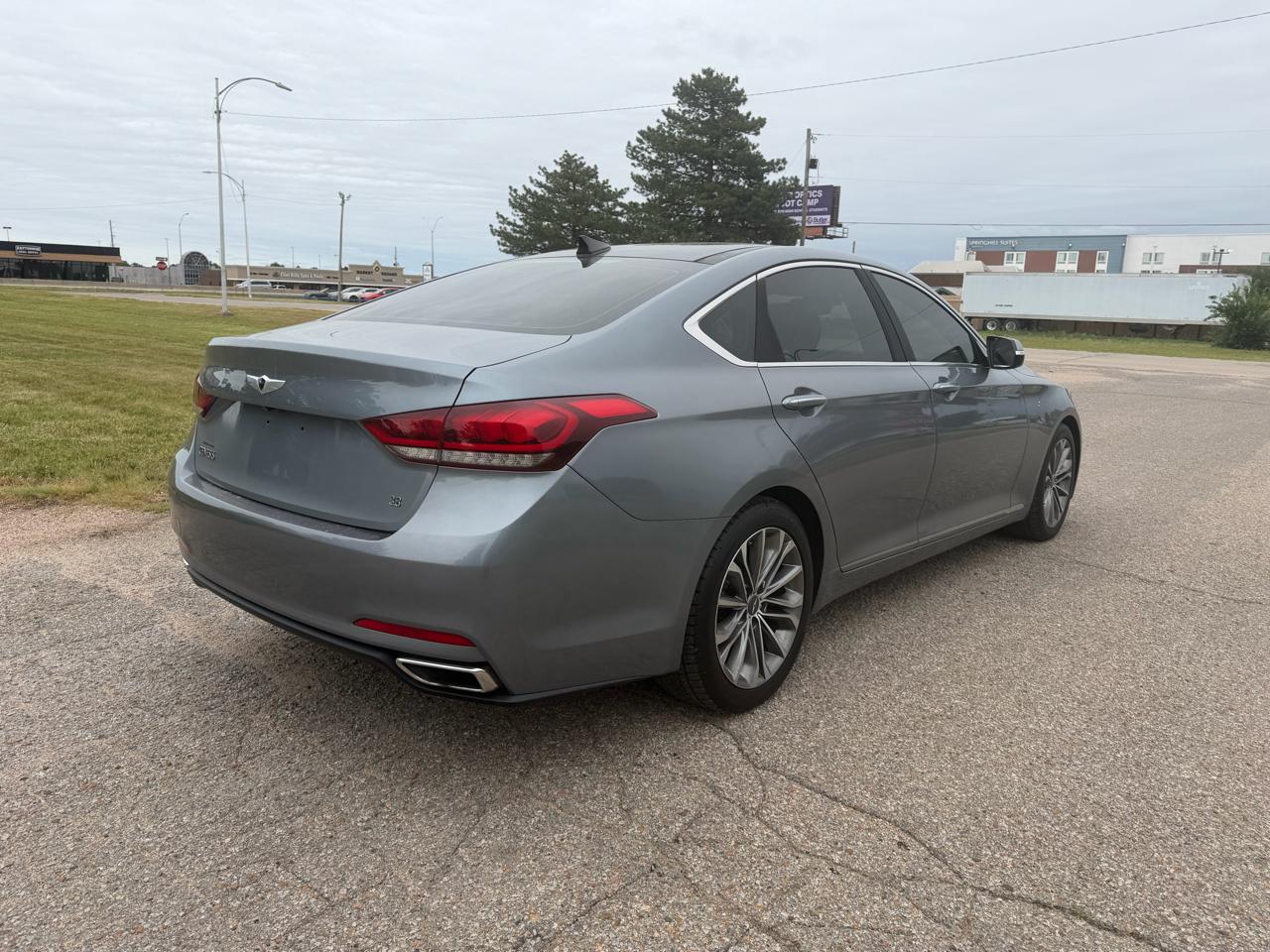 Hyundai Genesis 4dr Sdn V6 3.8L RWD 2015