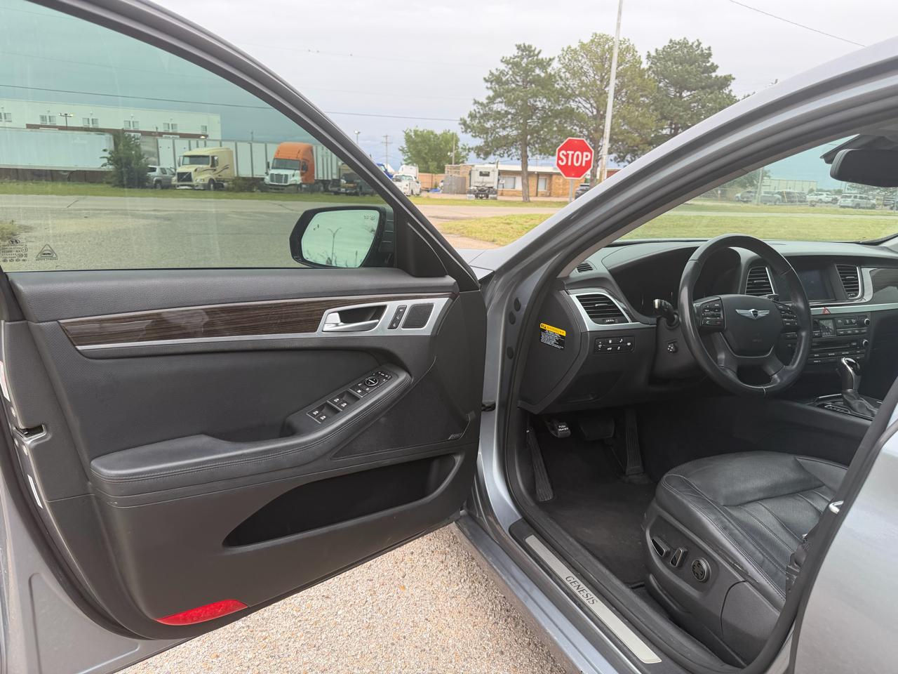 Hyundai Genesis 4dr Sdn V6 3.8L RWD 2015
