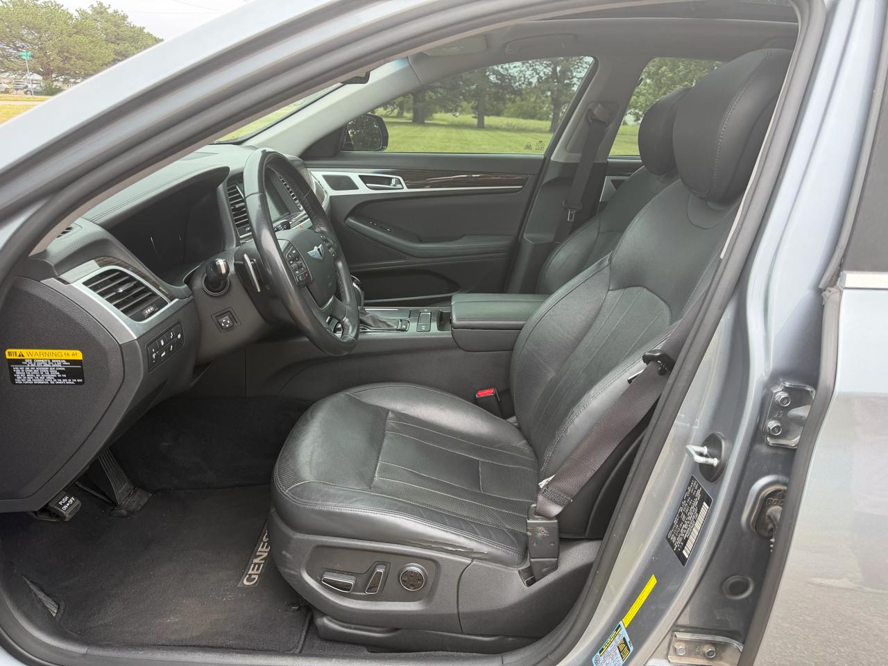 Hyundai Genesis 4dr Sdn V6 3.8L RWD 2015