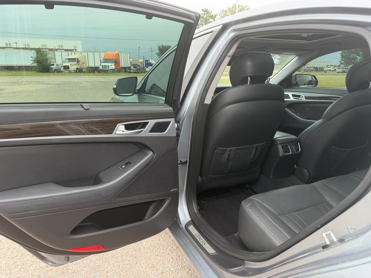 Hyundai Genesis 4dr Sdn V6 3.8L RWD 2015