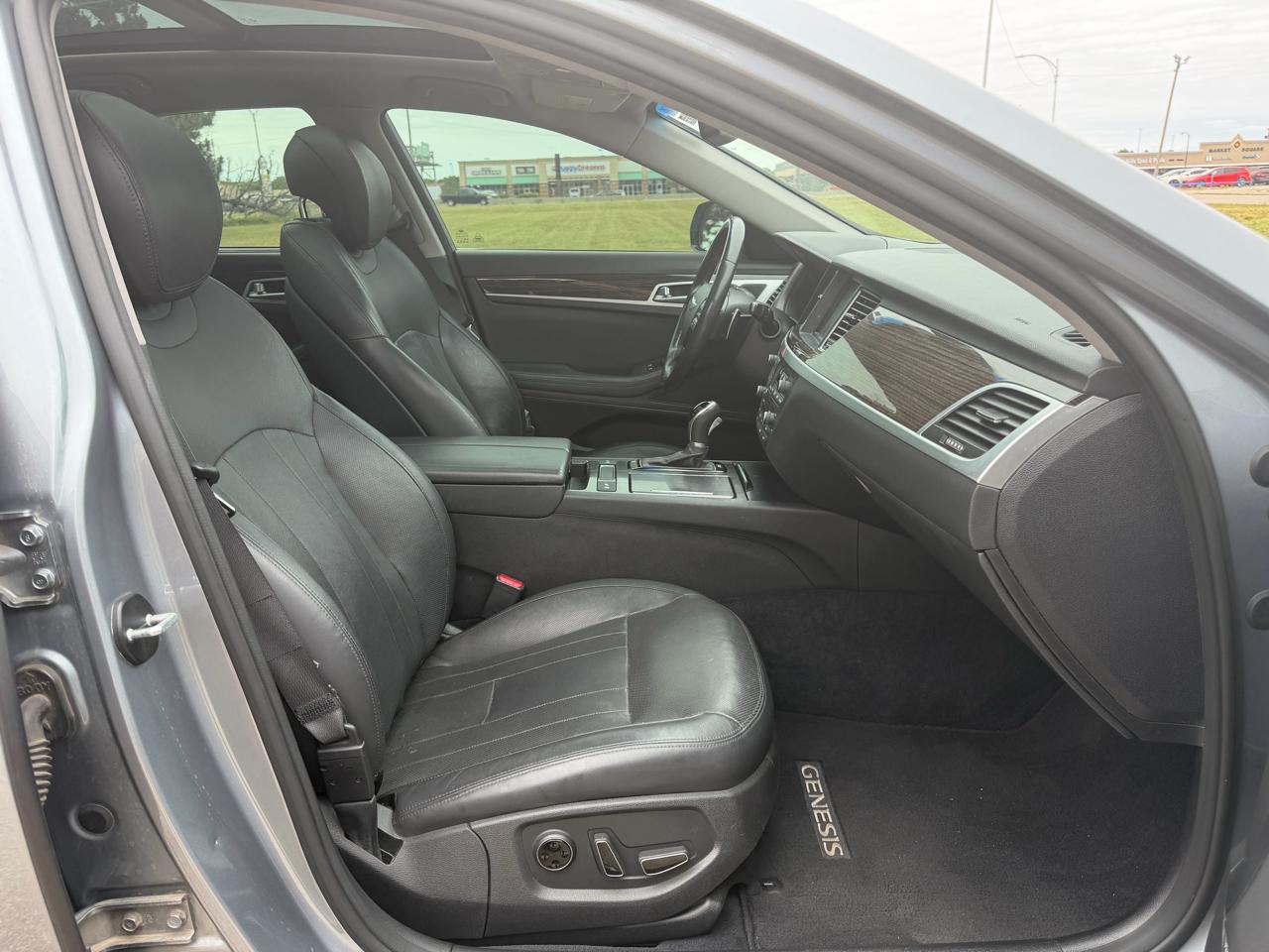 Hyundai Genesis 4dr Sdn V6 3.8L RWD 2015