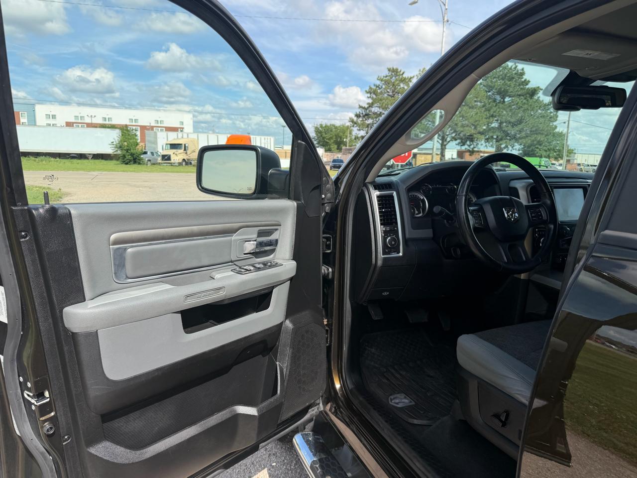 RAM 1500 4WD Quad Cab 140.5" Big Horn 2013